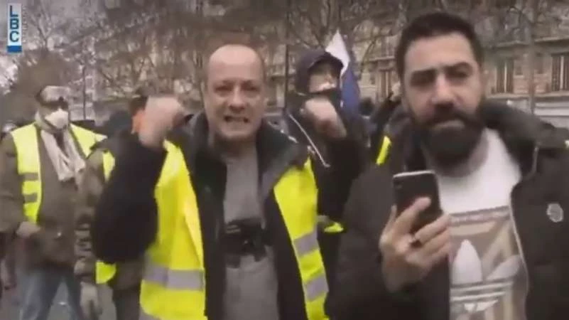 سوري يردد "يلعن روحك يا حافظ" أثناء تغطية قناة لبنانية للاحتجاجات الفرنسية (فيديو)