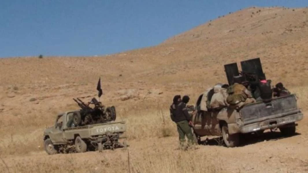 "تجمع الشهيد أحمد العبدو" يأسر 16 عنصراً لـ"داعش" على أطراف مخيم الركبان