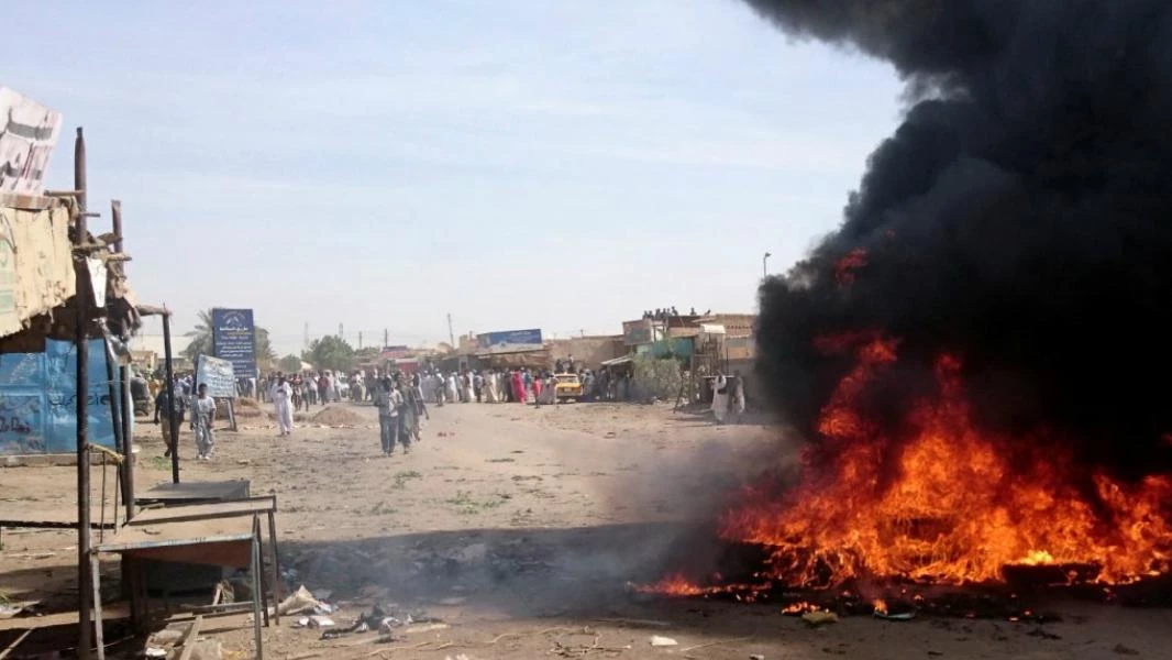 لحظة مقتل متظاهر سوداني بطلق ناري في الرأس (فيديو)