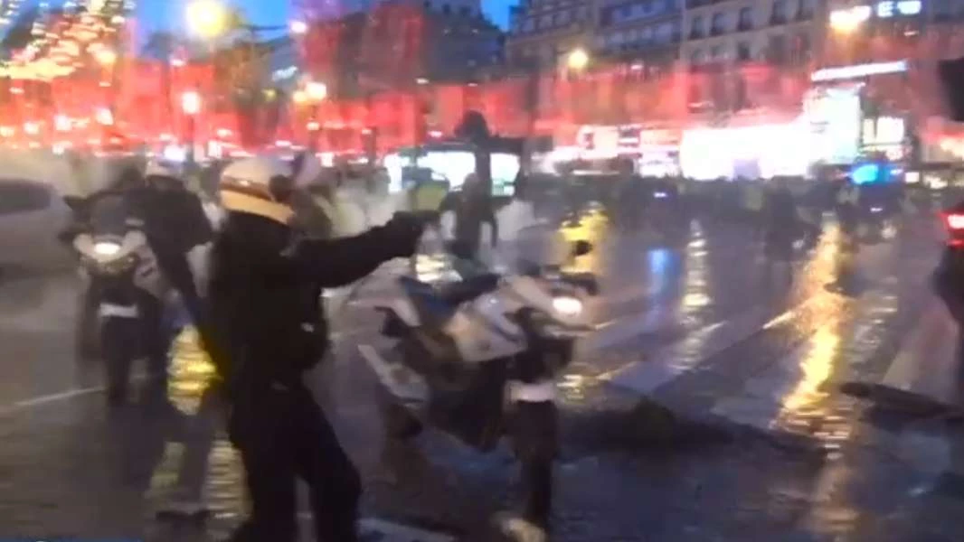 شرطي يشهر سلاحه في وجه متظاهري "السترات الصفراء" (فيديو)
