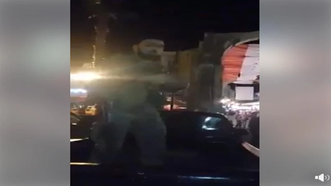 عنصر شيعي يُمجّد "حسن نصر الله" أمام الجامع الأموي.. بماذا وصفه؟ (فيديو)