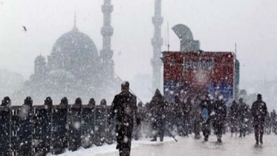 الثلوج تتساقط على مدينة إسطنبول