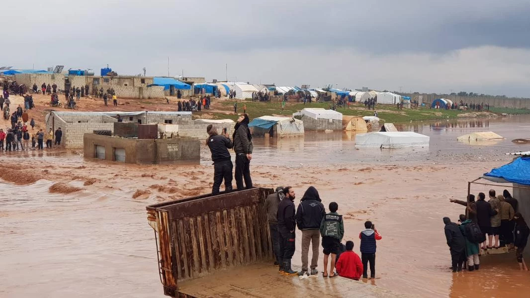 مياه الأمطار تقتلع مخيمات بأكملها شمالي سوريا (صور + فيديو)