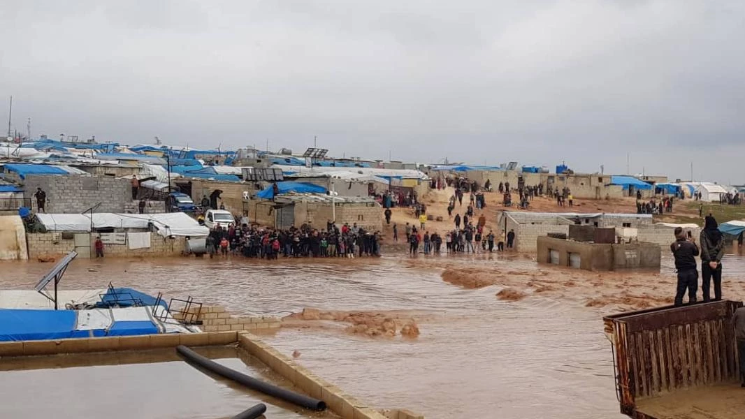 مراكز إيواء تستقبل 5 آلاف نازح بعد غرق المخيمات (فيديو)