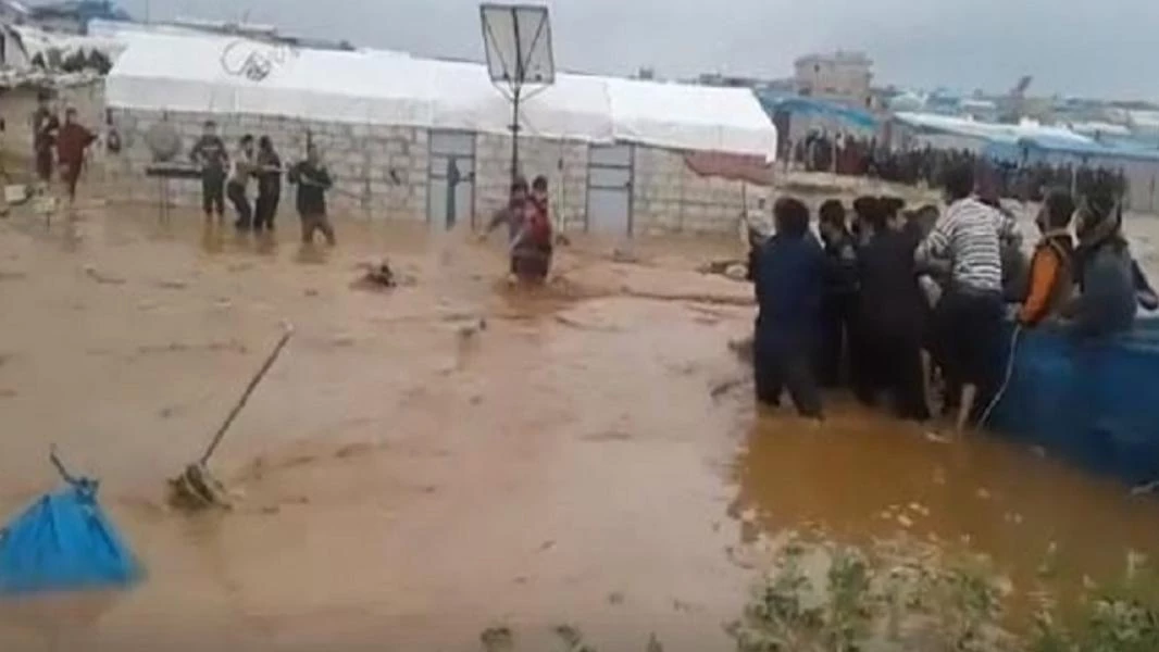 شاهد إنقاذ طفل من الغرق في سيل جارف بأحد مخيمات إدلب (فيديو)