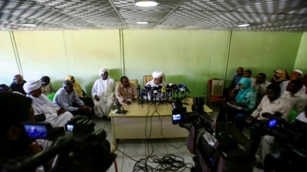 أحزاب ومنظمات مهنية تضرب عن العمل وتدعو إلى مواصلة التظاهر في السودان