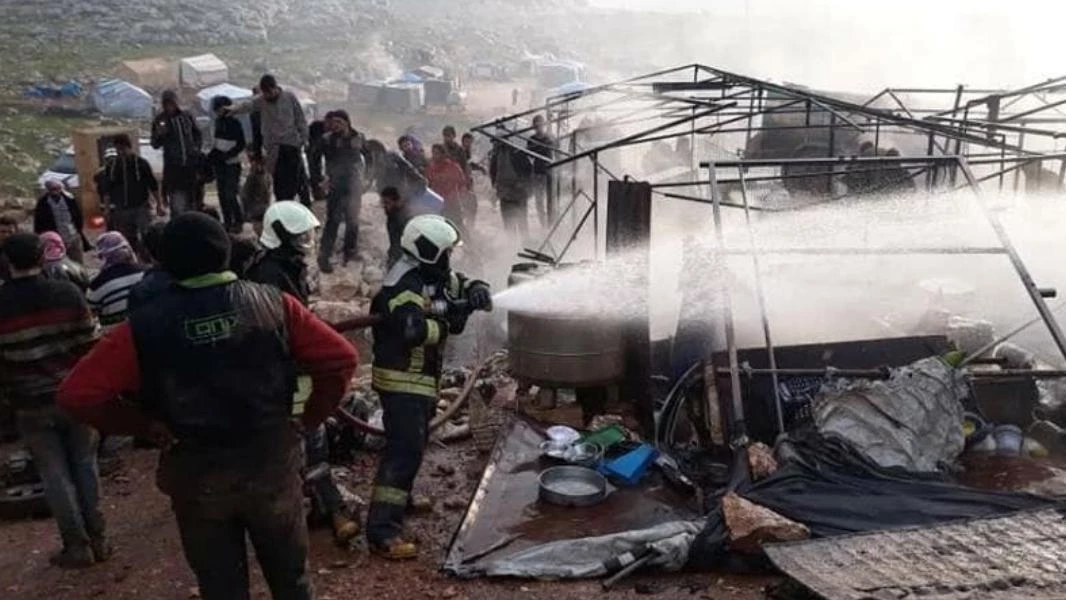 الدفاع المدني يُخمد حريقاً في مخيم للنازحين بريف إدلب (صور)