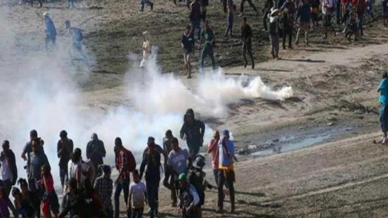 أمريكا تستخدم الغاز المسيل للدموع ضد مهاجرين على حدود المكسيك