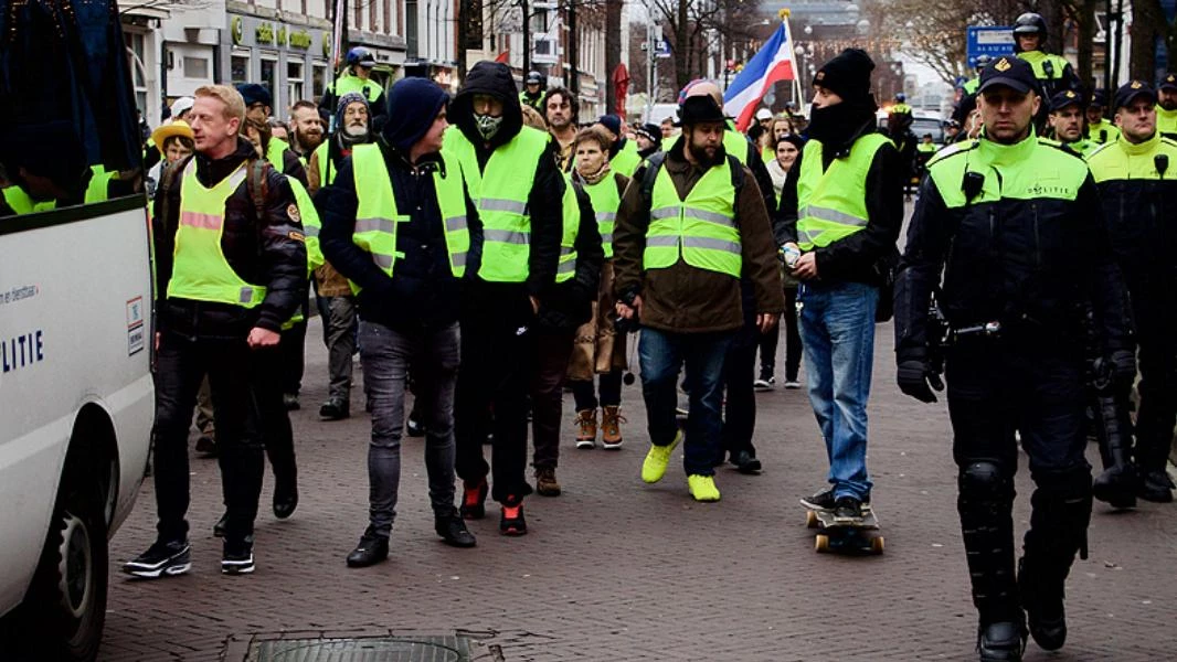 "السترات الصفراء" في هولندا تتظاهر مطالبة برحيل رئيس الوزراء