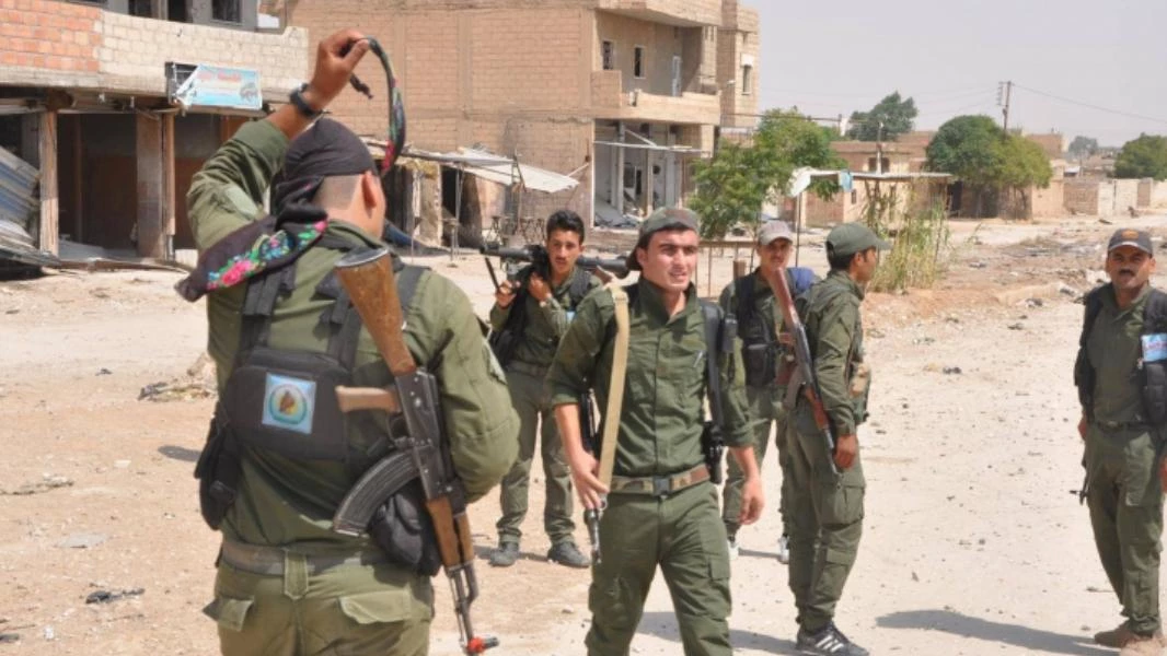 مجموعة من ميليشيا "الوحدات الكردية" تسرق منزل طبيب في الرقة