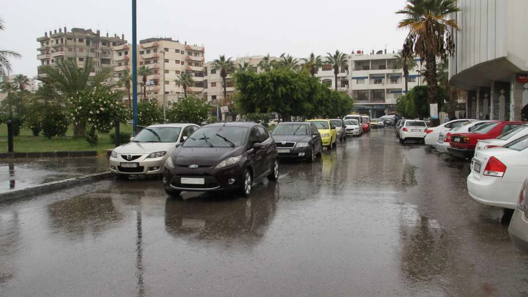 الظروف الجوية تقطع الطريق الدولية بين لبنان وسوريا وتعطل الملاحة البحرية