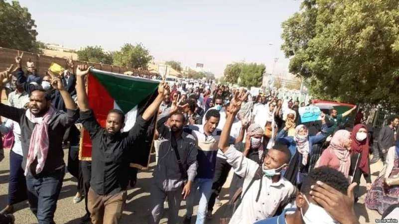 مظاهرة في مدينة "أم درمان" غربي السودان تطالب بتنحي البشير