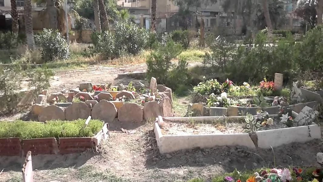 هذا ما فعلته ميليشيا أسد بقبور ضحاياها في ديرالزور (فيديو)