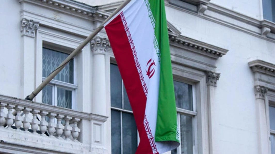 أحوازيون يهاجمون السفارة الإيرانية في هولندا (فيديو)