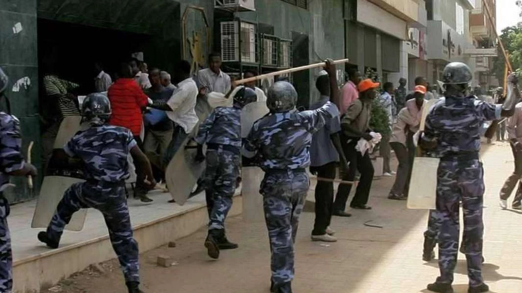 الأمن السوداني يصدر مذكرات توقيف بحق 38 صحفيا وناشطا.. ما التهم الموجه إليهم؟