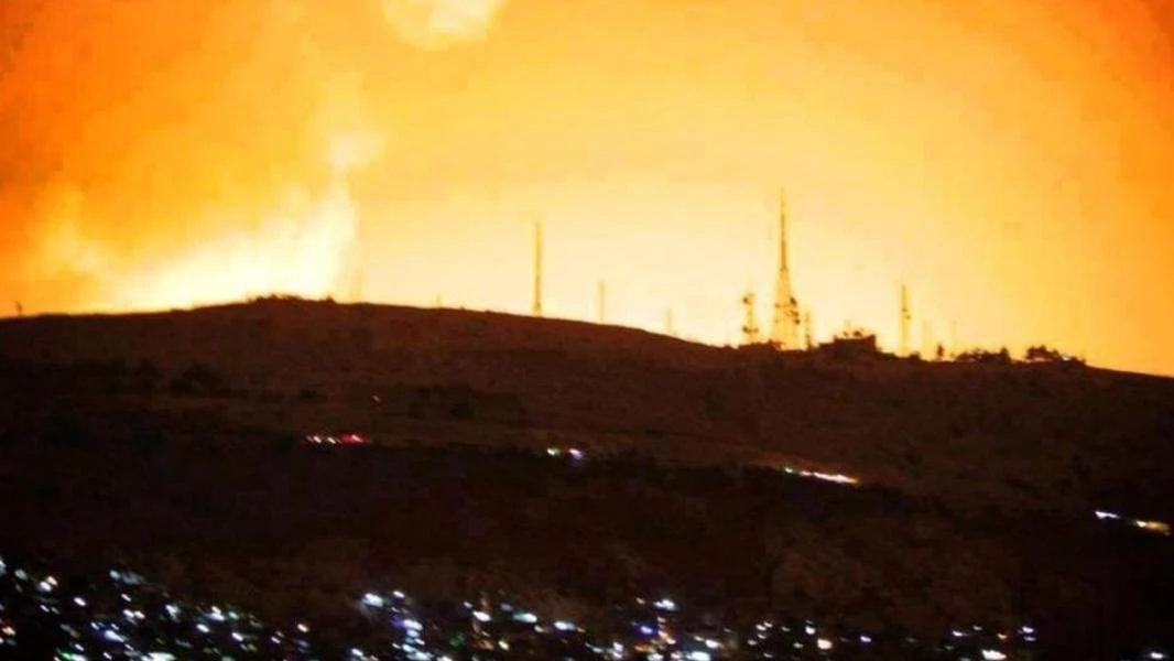 شاهد لحظة قصف إسرائيل لمواقع الميليشيات الإيرانية بمحيط دمشق (فيديو)