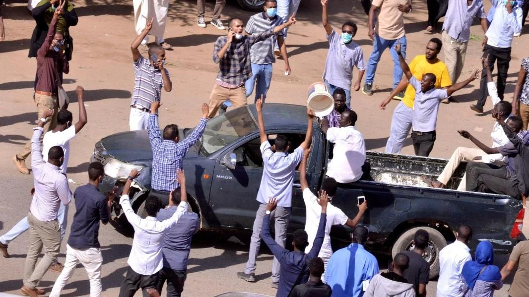 الآلاف يشيعون طالباً جامعياً سقط في مظاهرات الخرطوم