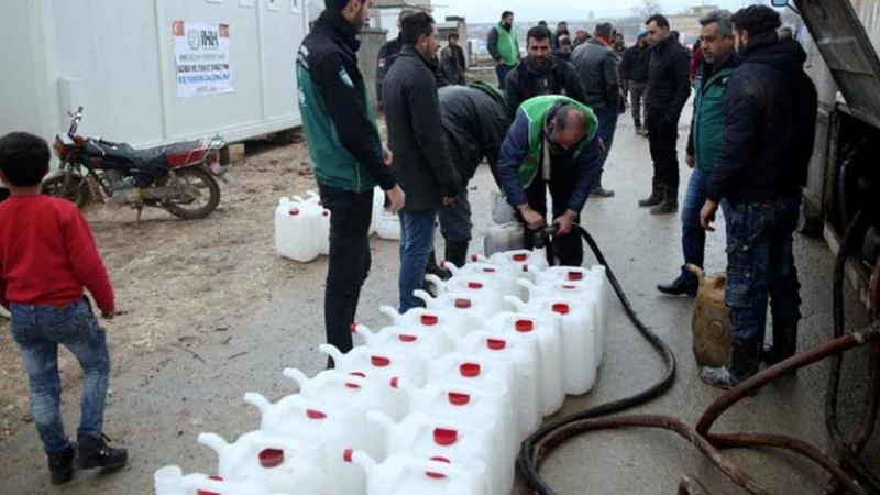"الإغاثة التركية" توزع وقود تدفئة على نازحين في ريف حلب