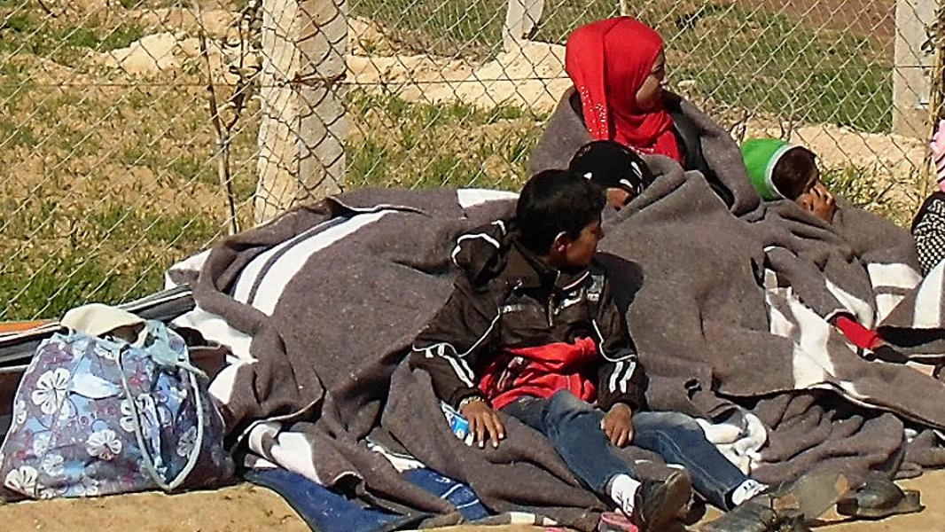 مشهد صادم.. لبناني يطرد امرأة سورية وأطفالها من خيمة مبنية على أرضه (فيديو)