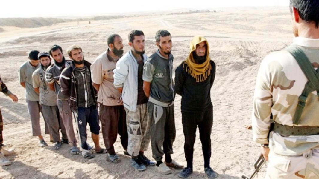 هكذا سلّم 150 عنصراً وقيادياً من داعش أنفسهم لـ "قسد" شرقي ديرالزور (صور)