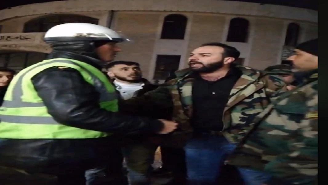 عنصر في مخابرات الأسد يشبّح على شرطي مرور في ريف دمشق (فيديو)