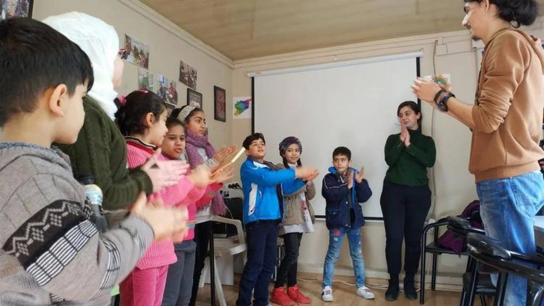 طلاب جامعيون أتراك يتطوعون لمساعدة أطفال سوريين 