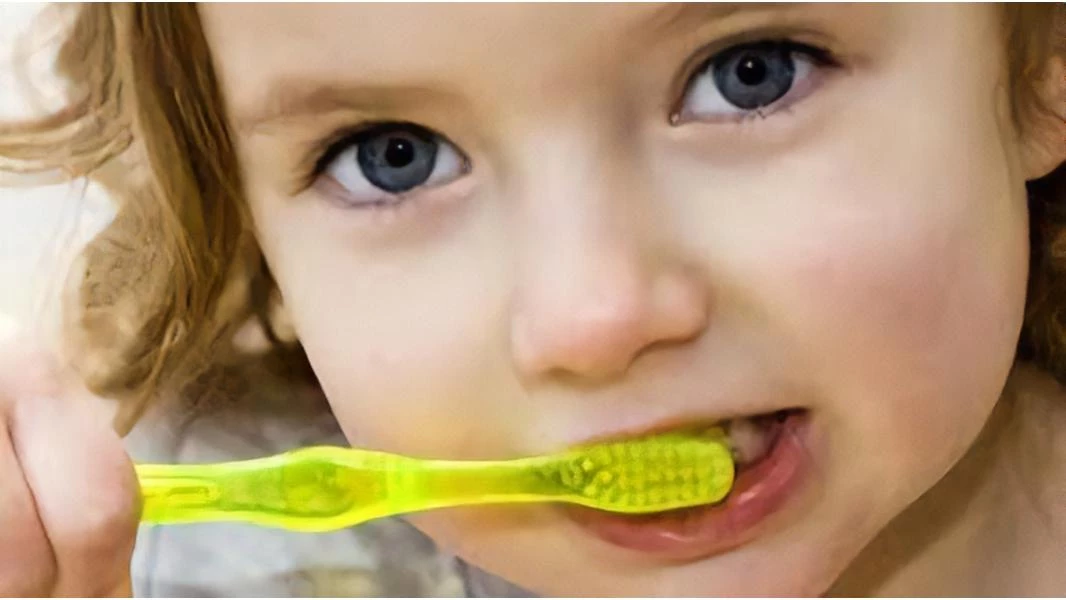 دراسة تكشف خطر معجون الأسنان على الأطفال