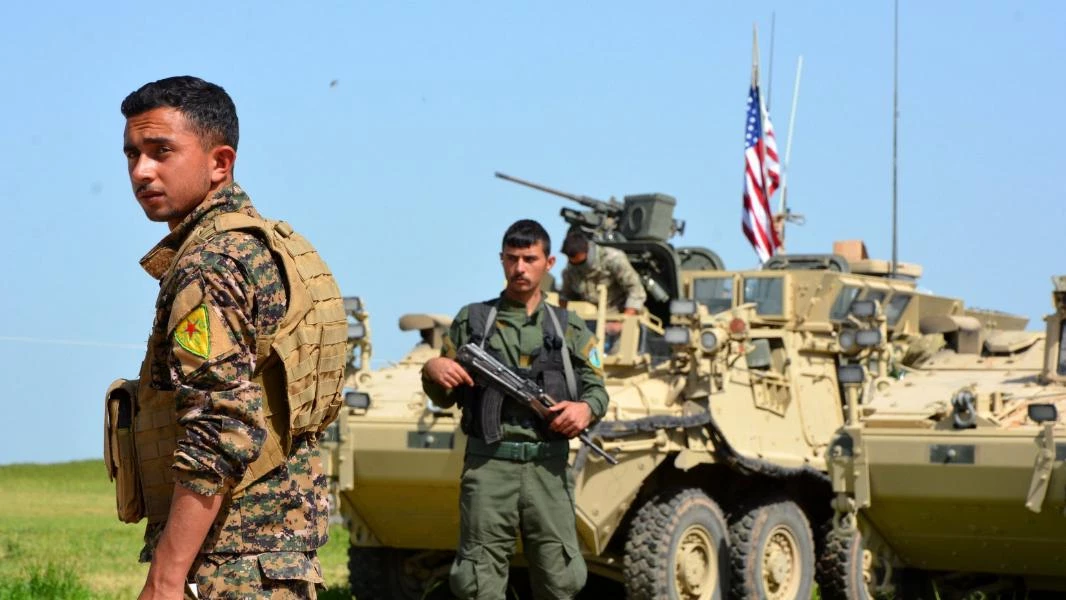 أمريكا ترسل 150 شاحنة إلى مناطق "الوحدات الكردية" في الرقة.. ماذا تحتوي؟