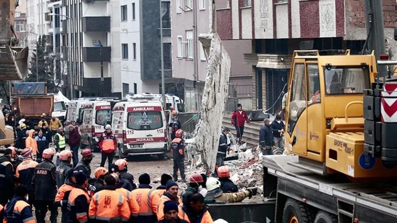 حصيلة جديدة للقتلى في انهيار مبنى باسطنبول التركية
