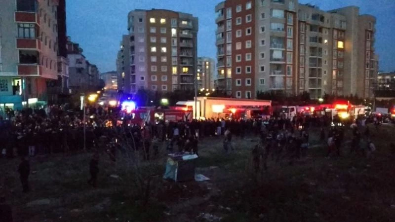 سقوط مروحية عسكرية في حي سكني بإسطنبول (فيديو)