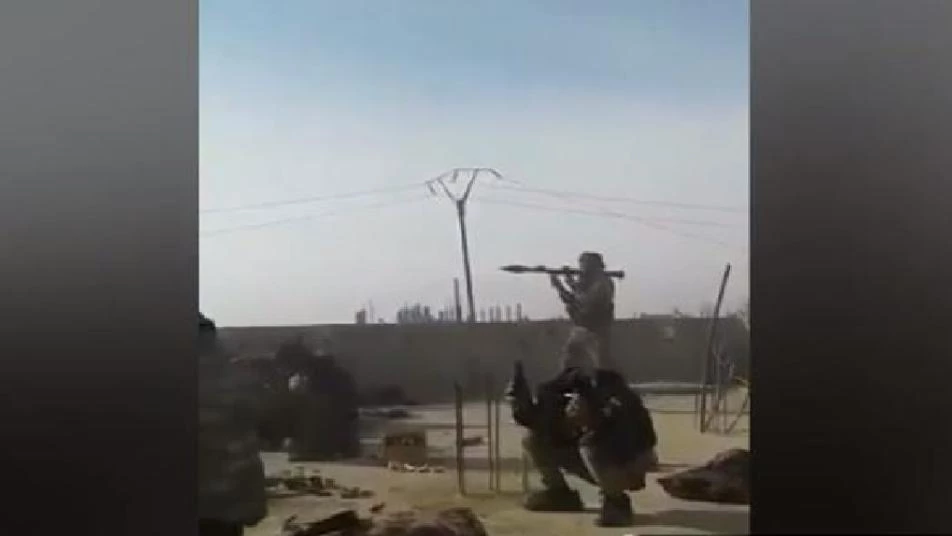 شاهد قذيفة تثير رعب عناصر "قسد" أثناء الاشتباك مع "داعش" (فيديو)