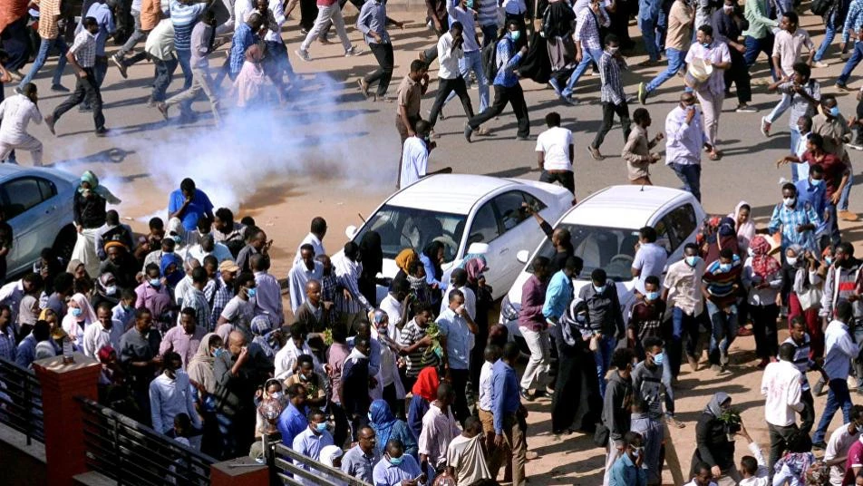 مقتل مواطن سوداني اختناقاً بالغازات المسيلة للدموع أثناء الاحتجاجات