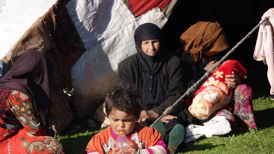 قصف ميليشيا أسد المستمر يتسبب بنزوح عشرات العائلات من ريف حماة (صور)