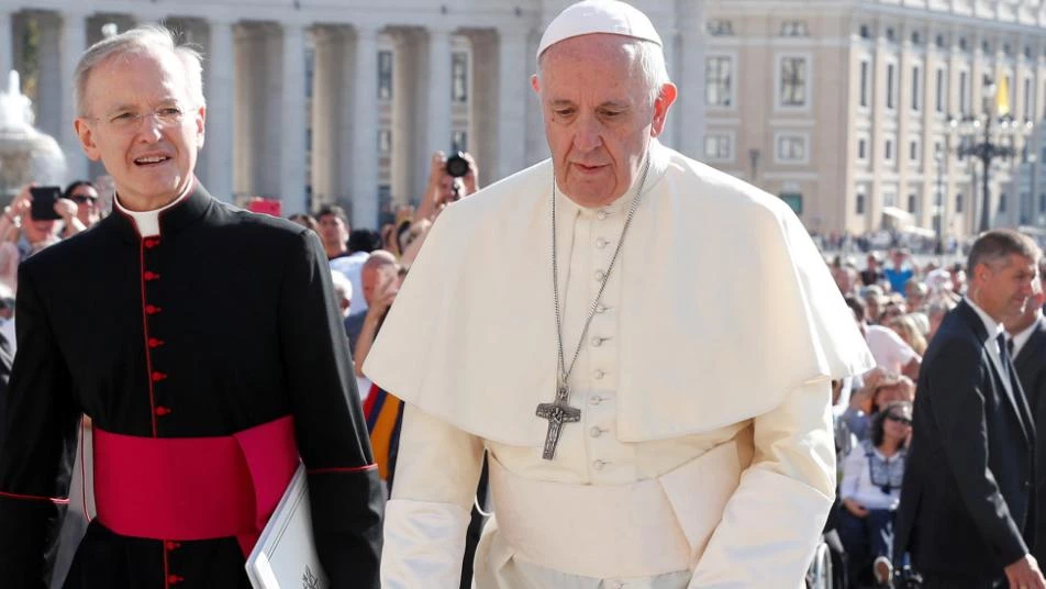 البابا يجتمع مع مسؤولين في الكنيسة الكاثوليكية وسط أزمة فضائح اعتداءات جنسية