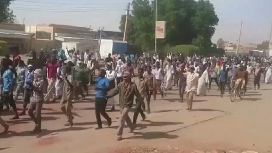 احتجاجات عقب صلاة الجمعة تجدد المطالبة بإسقاط الرئيس السوداني