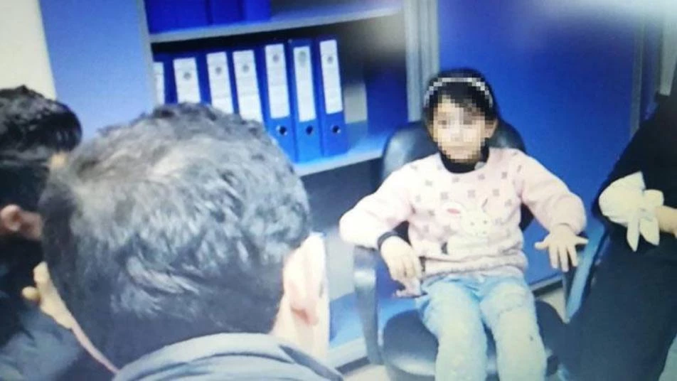 طفلة سورية تُعذّب من قبل زوج أمّها في ولاية هاتاي.. ما قصتها؟