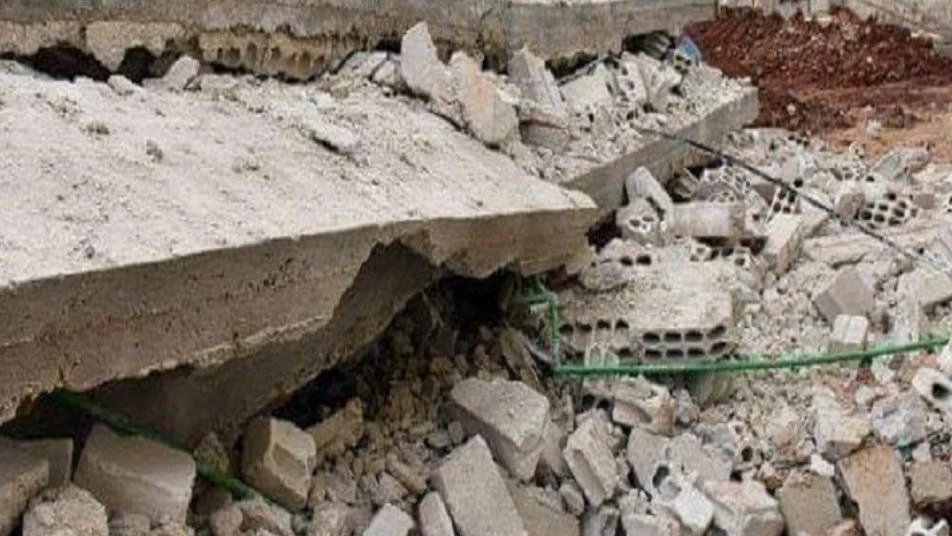 وفاة عائلة بانهيار مبنى سكني في مدينة حماة (صور)