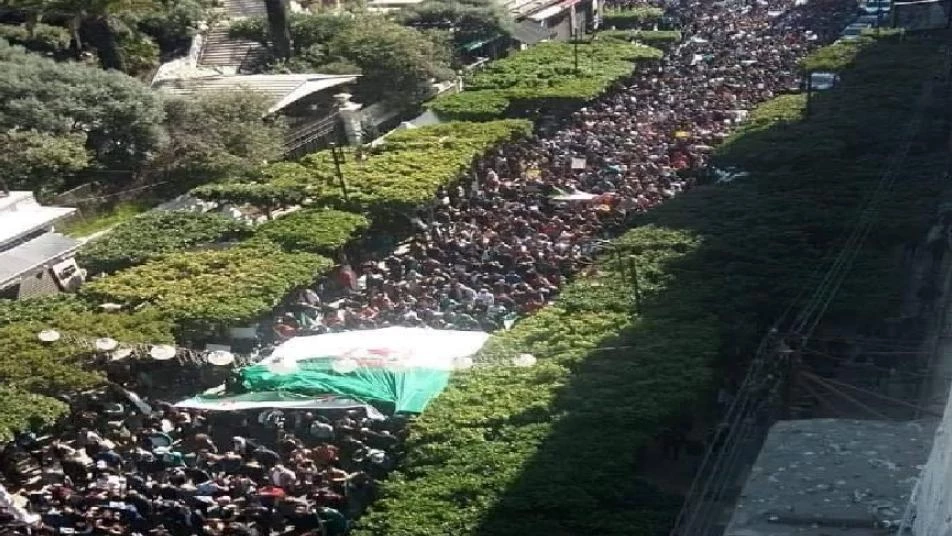 مشاهد مهيبة.. الجزائريون يخرجون بمليونية ضد ترشح بوتفليقة (فيديو)