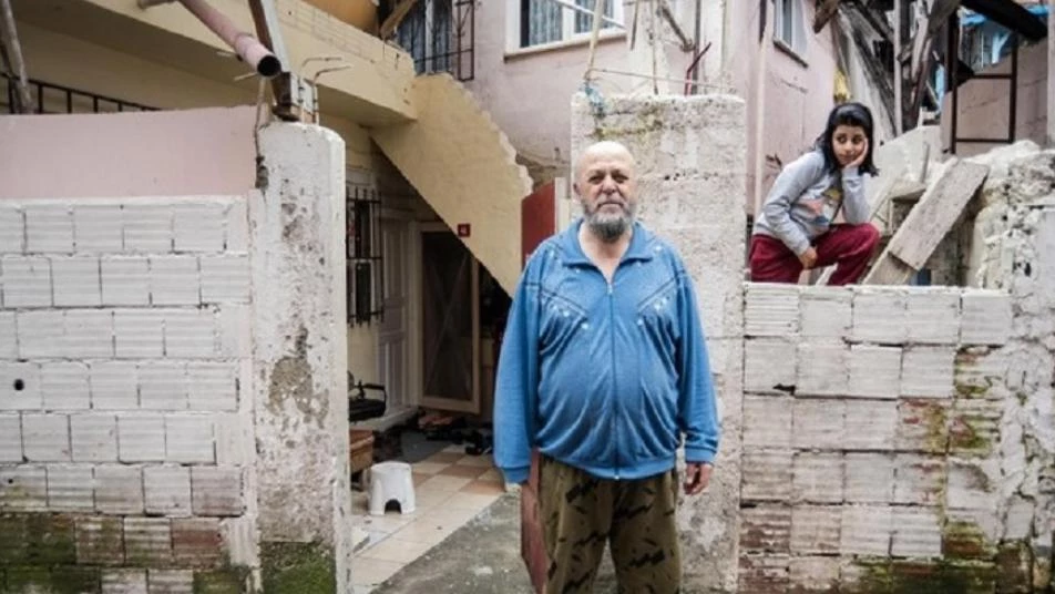 ظروف مليئة بالأموال تصل منازل الفقراء بإسطنبول.. ما قصتها؟