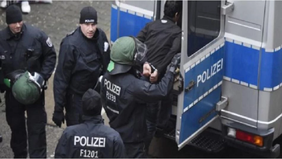 الشرطة الألمانية تقبض على عصابة يتزعمها لاجئ سوري 