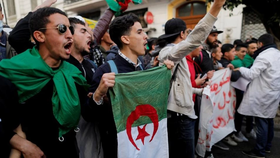الجزائر: «نصف تنازل» يعني «نصف حلّ»