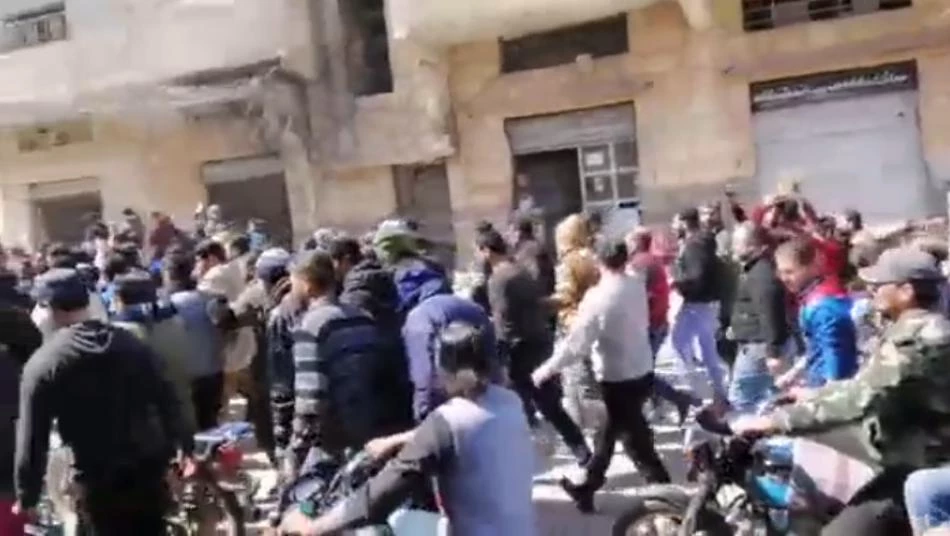 مظاهرة في درعا تطالب بإسقاط الأسد (فيديو)