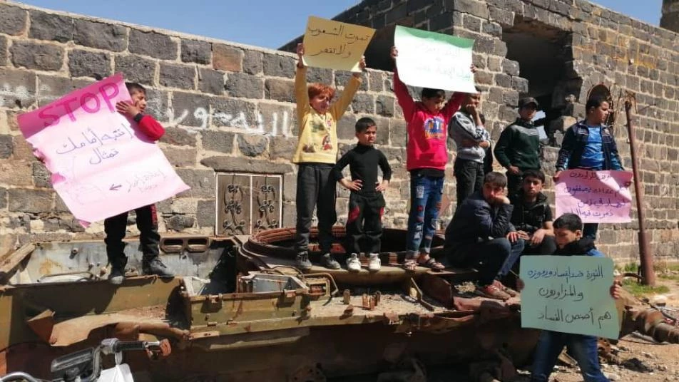 أبرز شعارات أهالي درعا رداً على إعادة نصب تمثال لحافظ الأسد (صور)