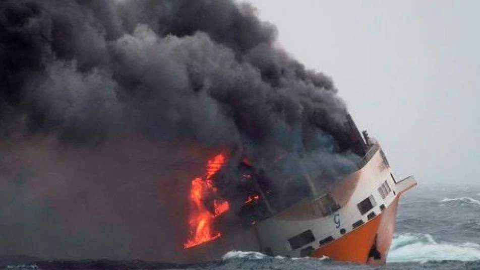 غرق سفينة شحن مواد خطيرة قرب السواحل الفرنسية