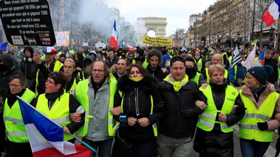 السلطات الفرنسية تفرّق محتجي السترات الصفراء بالغاز  وخراطيم المياه