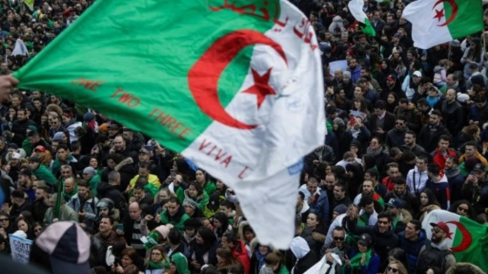 آلاف الجزائريين يجددون التظاهرات ضد النظام في فرنسا