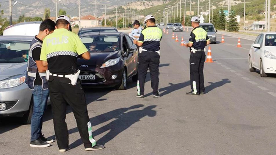 شرطة قونيا التركية توقف سائقين ولاجئين سوريين لهذا السبب