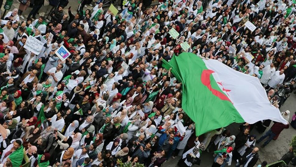 مئات آلاف الجزائريين يجددون التظاهر ضد نظام بوتفليقة