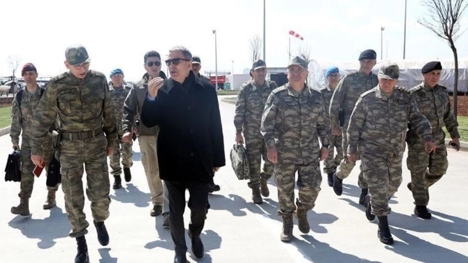 وزير الدفاع التركي يتفقد الشريط الحدودي مع سوريا