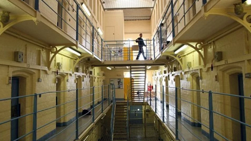 لن تصدق كيف يتم تهريب الممنوعات إلى داخل سجن بريطاني